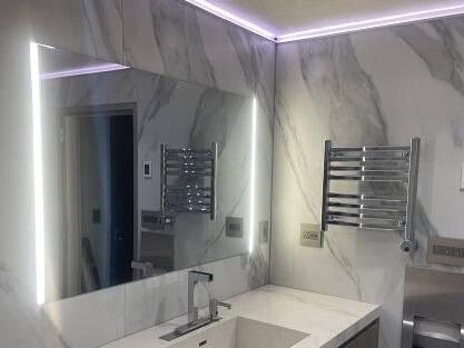 AVEL Spiegelfernseher im Badezimmer des Kunden